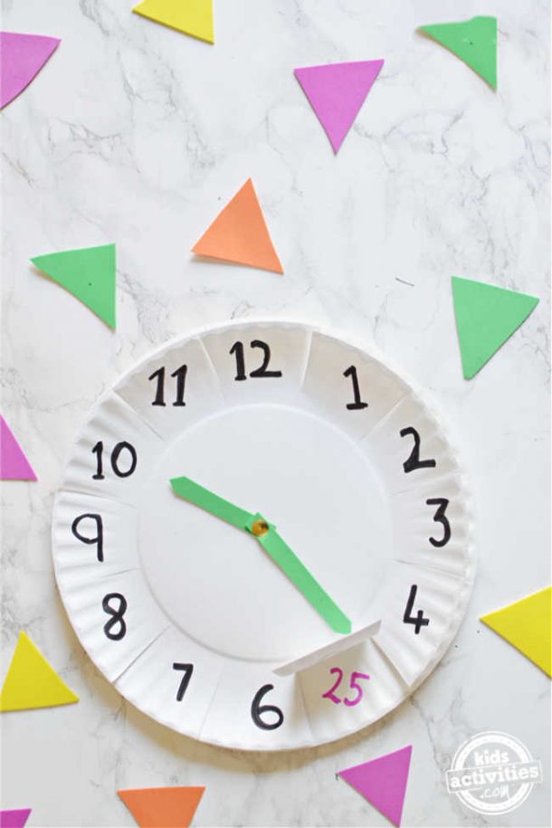 Étape 5 - L'horloge maison utilisant une assiette en papier est terminée