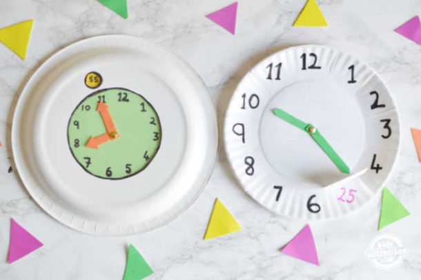 Deux horloges en papier différentes pour que les enfants d'âge préscolaire enseignent l'heure