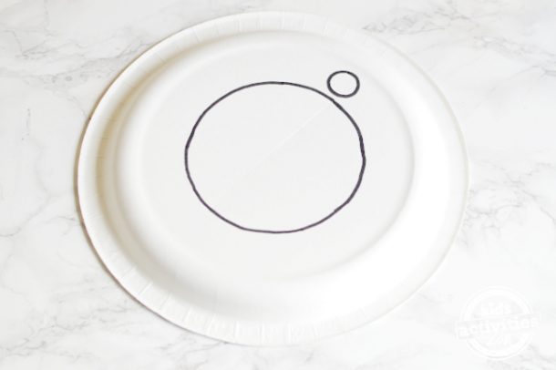 Étape 1 - Dessinez deux cercles sur la plaque pour l'horloge
