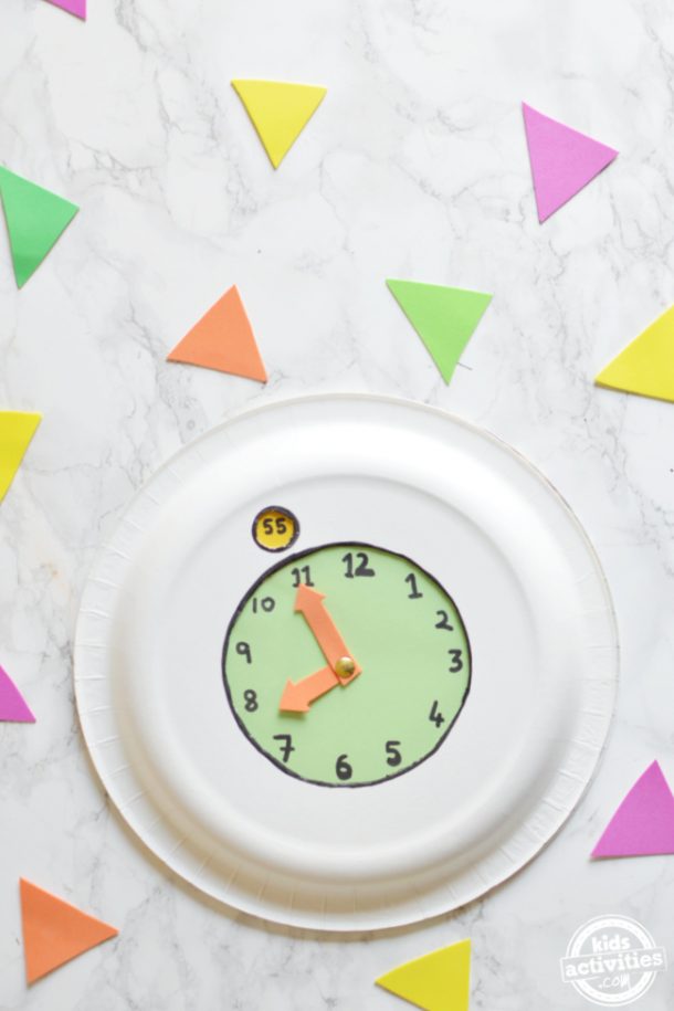 Horloge en assiette en papier finie avec rotation des minutes pour les enfants d'âge préscolaire