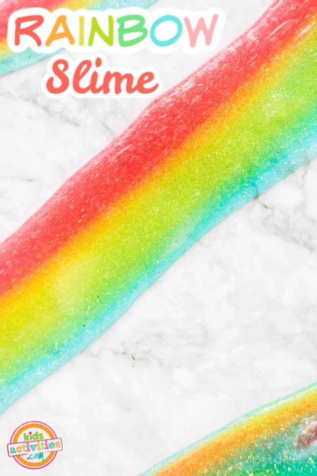 Activités arc-en-ciel pour les enfants - faire du slime arc-en-ciel - slime arc-en-ciel coloré montré sur fond blanc - Blog d'activités pour enfants
