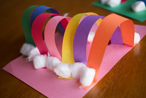 Arc-en-ciel de papier de construction de la femme Nerds - montré est des boucles colorées de papier de construction avec des nuages
