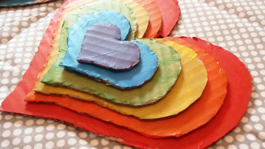 coeurs empilables en carton pour un jeu d'empilement arc-en-ciel de A Little Learning for Two
