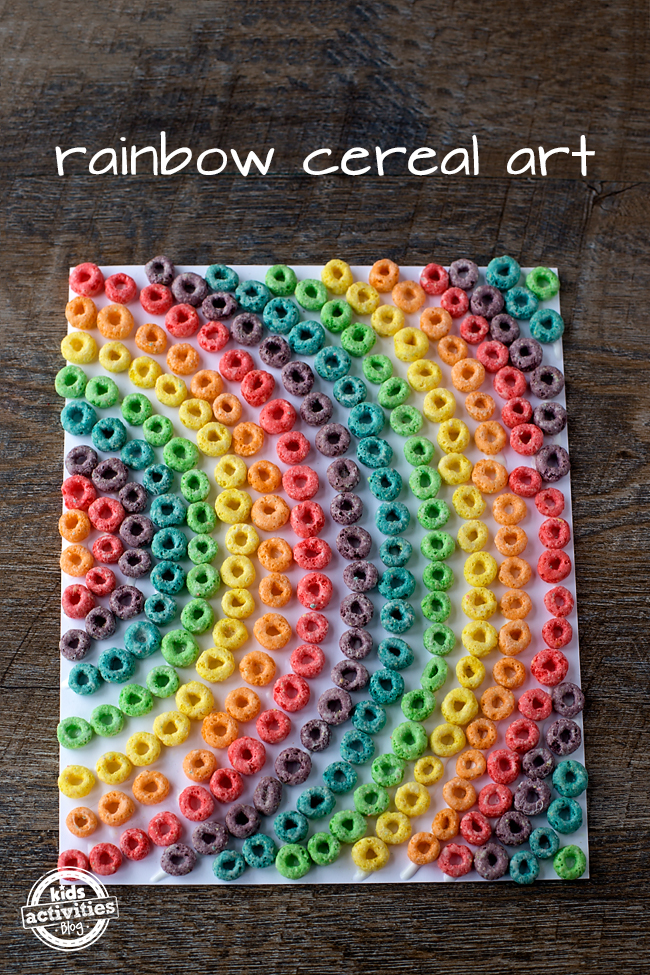 activité arc-en-ciel pour les enfants d'âge préscolaire - art de céréales arc-en-ciel fini utilisant des boucles de fruits sur un morceau de papier blanc de la forme et des couleurs de l'arc-en-ciel - Blog d'activités pour enfants