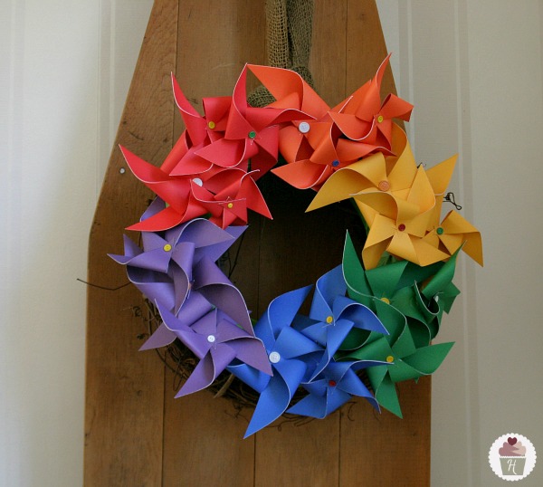 Artisanat de moulinet arc-en-ciel illustré accroché à une porte de Simple Easy Creative