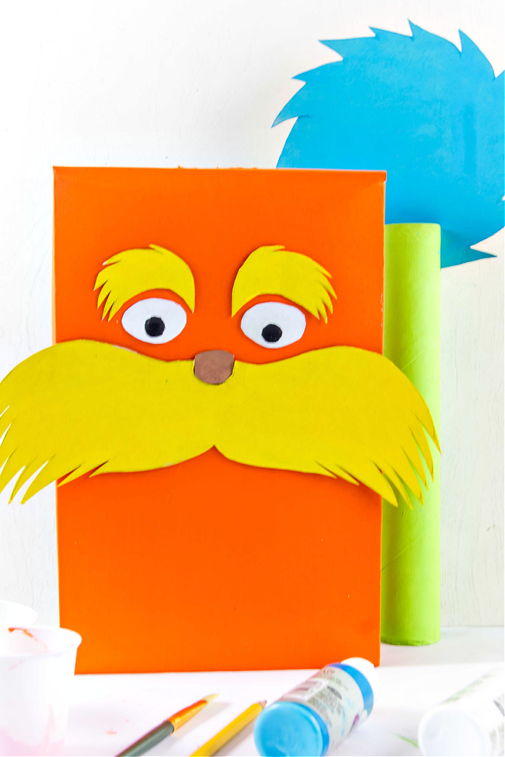 Le Lorax et un truffier réalisés à l'aide d'un rouleau de papier et d'une boite de céréales.