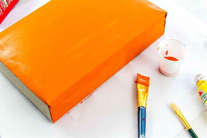 Étape 2 - Lorax Craft - Peignez la boîte de céréales avec de la peinture orange, tout comme le Lorax.