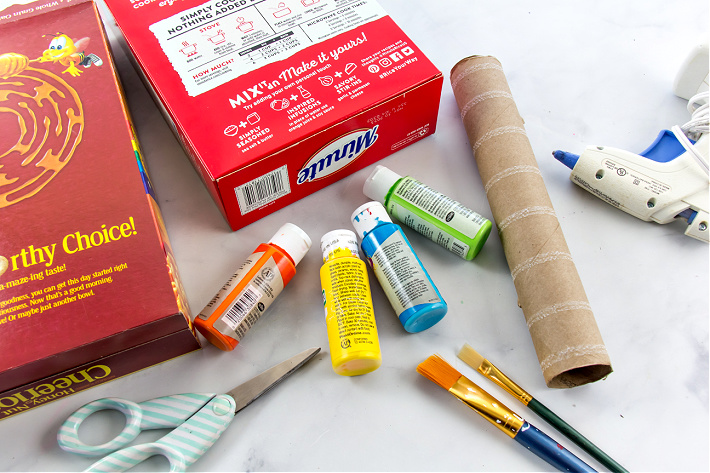 Fournitures nécessaires pour fabriquer du lorax : utilisez des boîtes en carton, de la peinture et des ciseaux pour fabriquer un lorax avec des enfants.