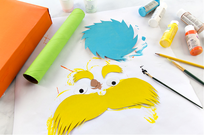Étape 4 - Les traits du visage de Lorax découpés dans une boîte de céréales et peints.