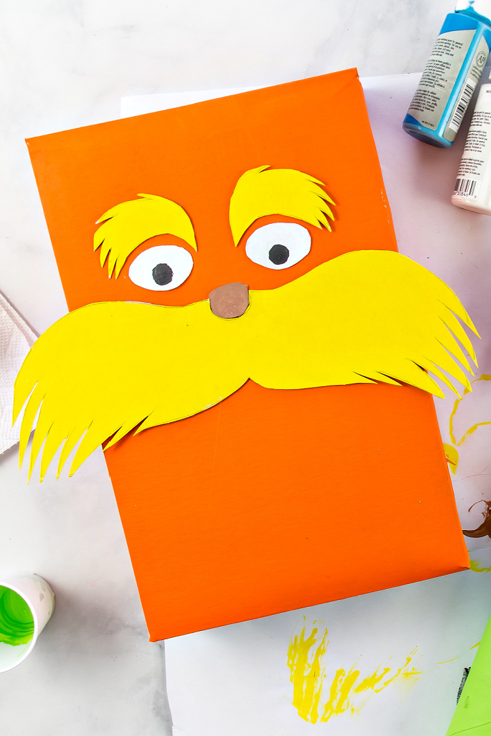 Une boîte de céréales peinte et décorée pour ressembler au Lorax.