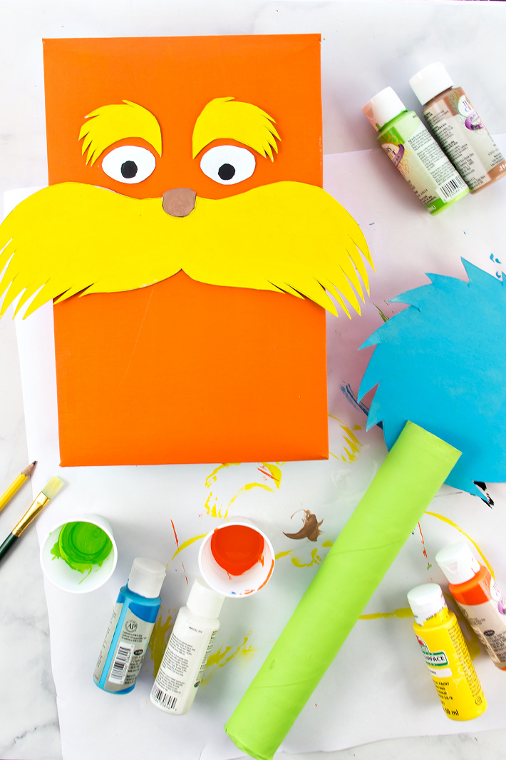 Un arbre Truffula fini et Le Lorax composé d'une boîte de céréales et d'un rouleau de papier.