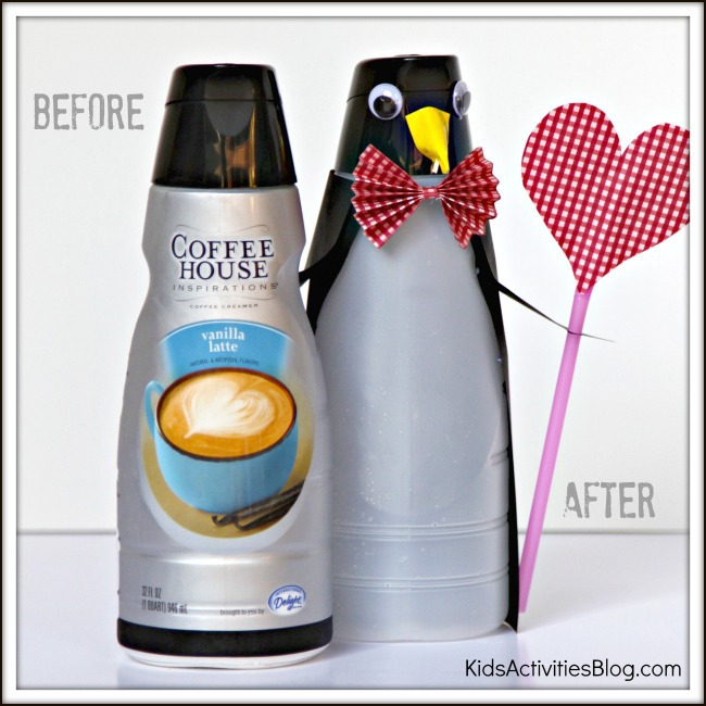 Avant et après une bouteille de crémier ordinaire à Valentine Craft - récipient noir et blanc ressemblant à un pingouin avec un nœud papillon rouge et un cœur rouge