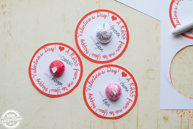 Étape 4 - Collez ensuite les bisous Hershey sur vos cartes imprimables de la Saint-Valentin. - Saint Valentin maison Hershey simple
