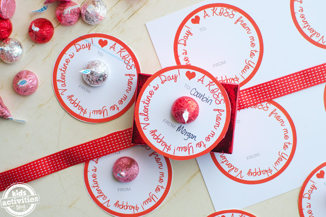 Fournitures nécessaires pour fabriquer des cartes imprimables Hershey kiss valentine : Hershey kisses, A kiss from me to you imprimable, ciseaux, pistolet à colle chaude et bâtons de colle, marqueur pour écrire