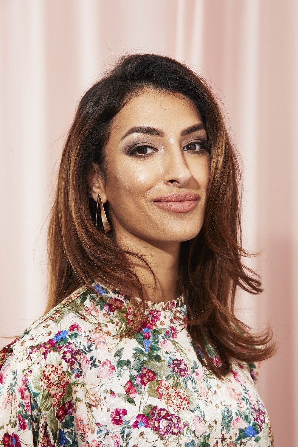 Femme brune avec des reflets de balayage
