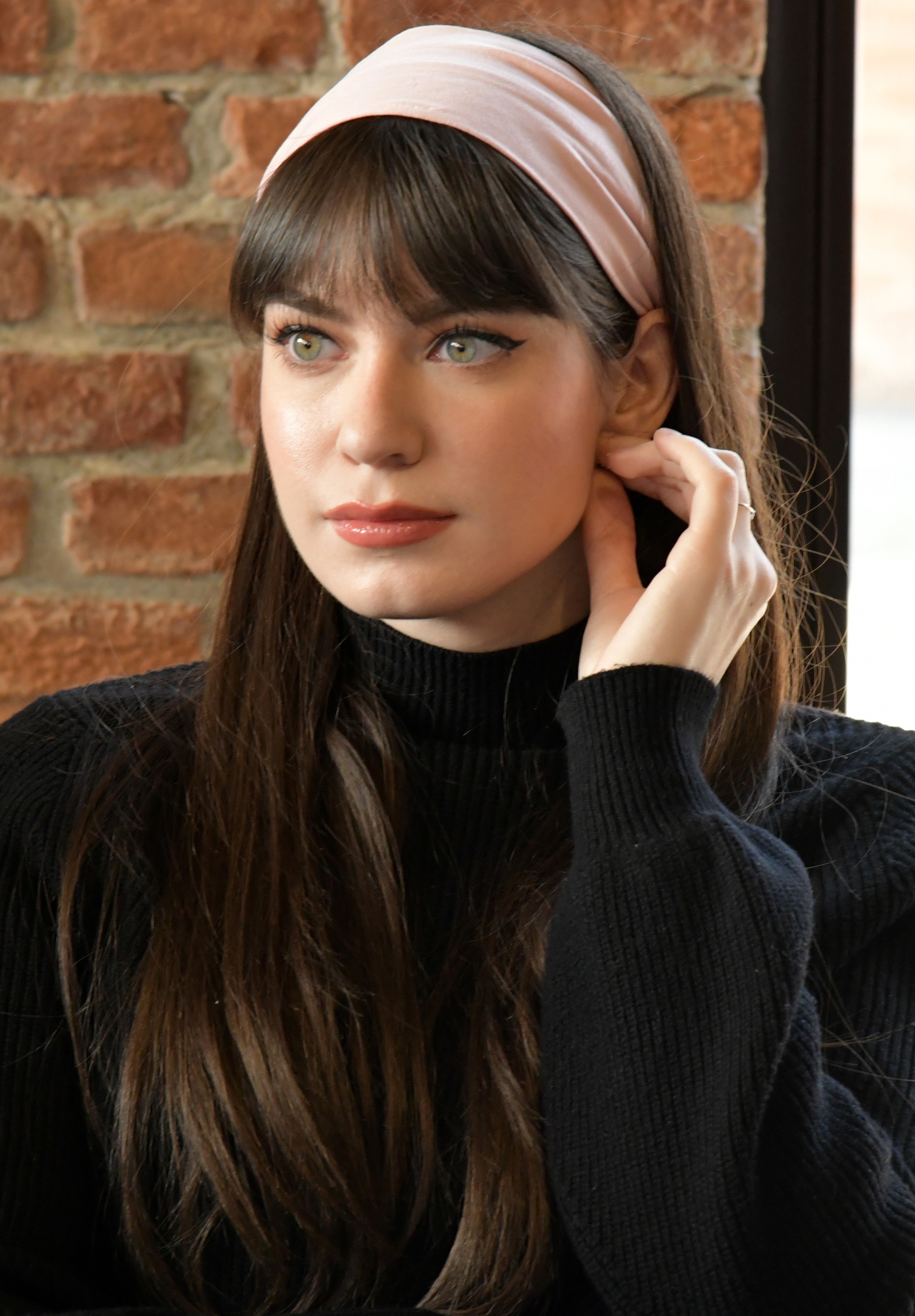 Femme avec une longue bande de cheveux avec une frange