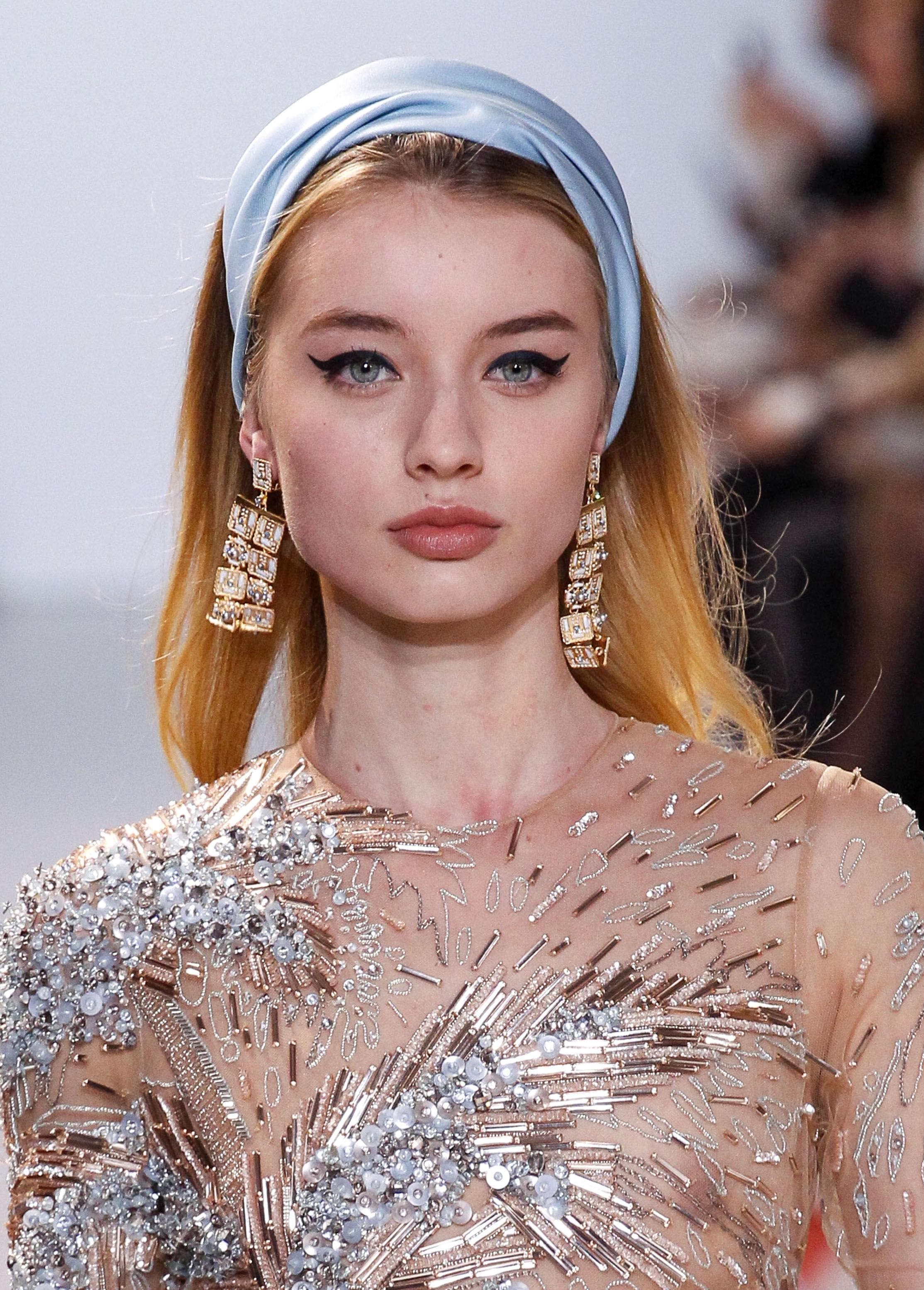 Modèle avec un élégant bandeau en soie dans Elie Saab SS 2017