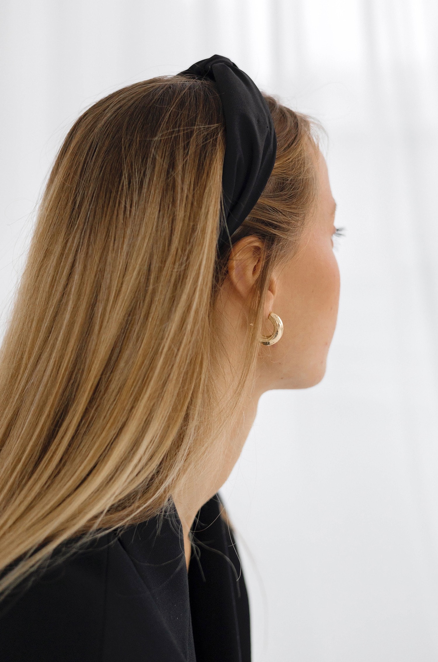 Femme avec élastique pour cheveux longs
