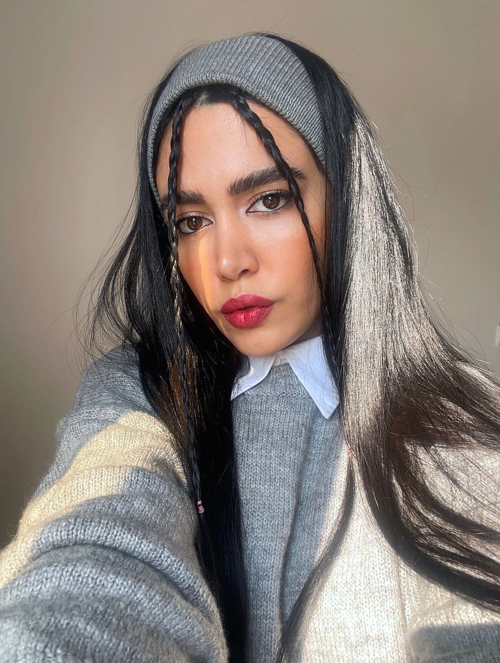 Femme aux cheveux longs avec une coiffure esthétique de tresses et de bande