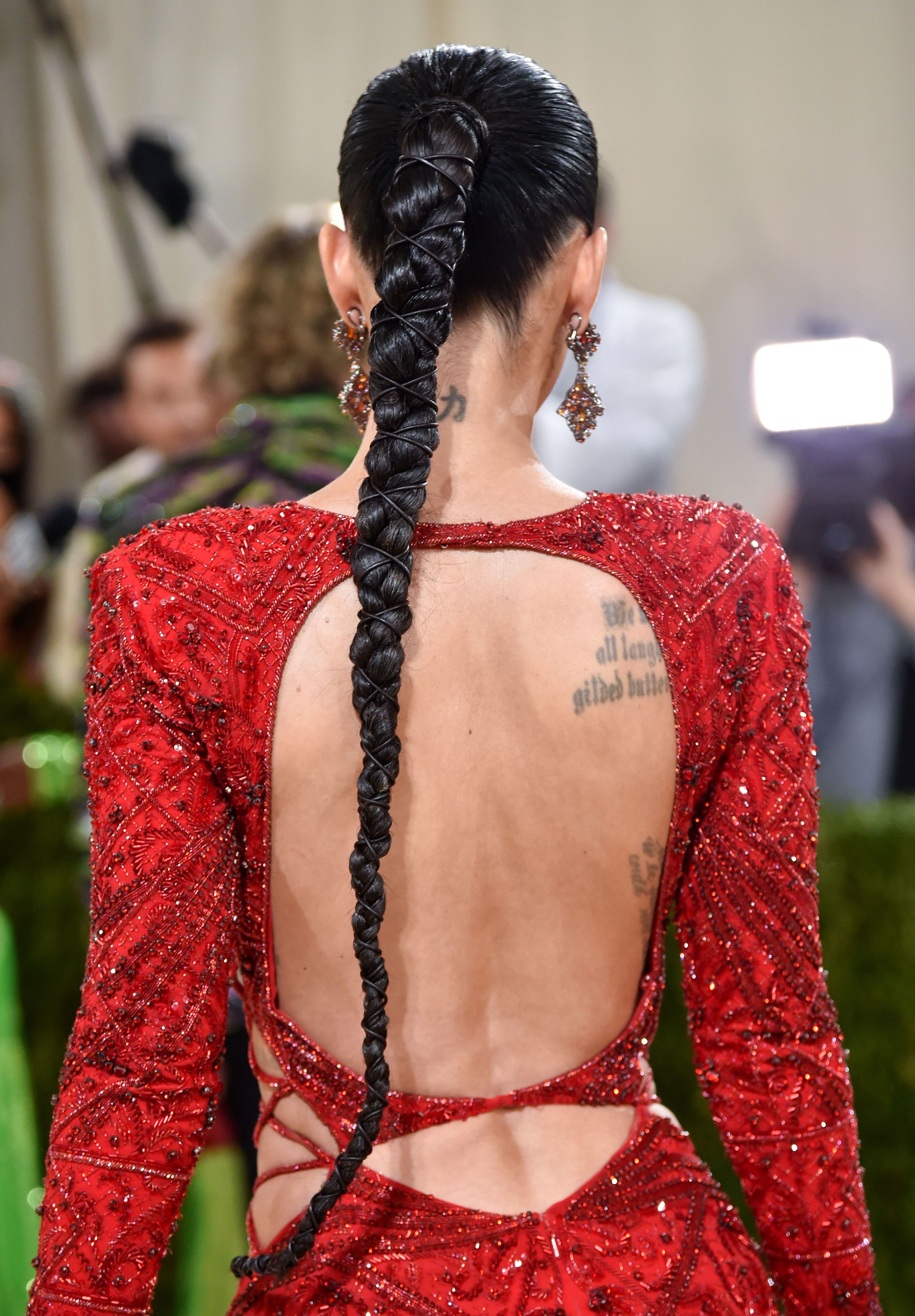 Megan Fox avec queue de cheval haute et tresse nouée