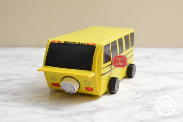 Étapes 8 et 9 - Comment faire une boîte de la Saint-Valentin qui ressemble à un autobus scolaire - ajouter un panneau d'arrêt pour couper le contact sur la boîte de la Saint-Valentin de l'autobus scolaire