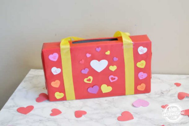 Boîtes cool de la Saint-Valentin pour l'école en utilisant des choses à la maison