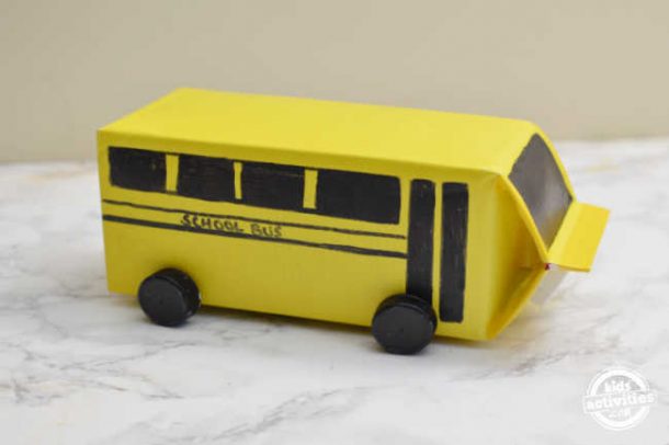 Étape 7 - Comment faire une boîte de la Saint-Valentin qui ressemble à un autobus scolaire - ajoutez des roues au carton de lait pour qu'il ressemble à un autobus scolaire avec des roues pour la Saint-Valentin
