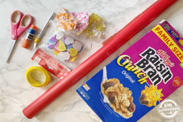 fournitures pour fabriquer une boîte de saint valentin pour l'école à partir d'une boîte de céréales