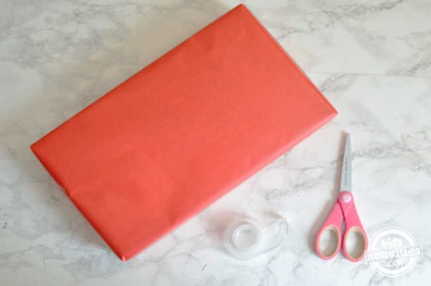 Étape 1 - Comment faire une boîte de la Saint-Valentin qui ressemble à une valise - enveloppez la boîte de céréales comme un cadeau pour les idées de boîte de la Saint-Valentin