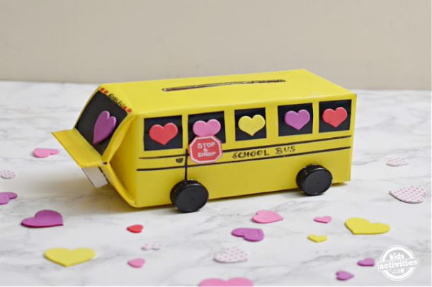 boîte aux lettres de l'autobus scolaire pour les garçons - aime la boîte aux lettres de l'autobus scolaire pour la Saint-Valentin