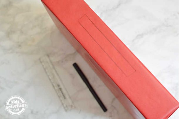 Étape 3 - Comment faire une boîte de la Saint-Valentin qui ressemble à une valise ajouter des fentes pour créer une boîte aux lettres de la Saint-Valentin pour l'école