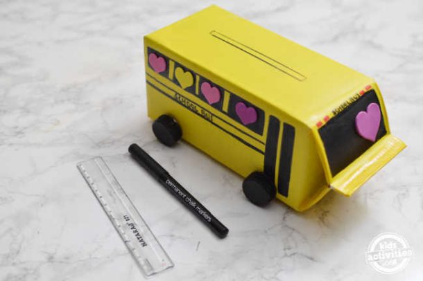 Étapes 12 et 13 - Comment faire une boîte de la Saint-Valentin qui ressemble à un autobus scolaire - Faites une fente en haut pour en faire une boîte aux lettres pour l'école