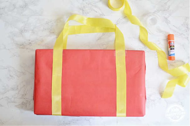 Étape 4 - Comment faire une boîte de la Saint-Valentin qui ressemble à une valise - ajouter des poignées pour la boîte aux lettres de la valise de la Saint-Valentin pour l'école