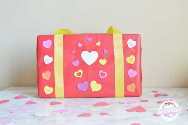 Étape 6 - Comment faire une boîte de Saint Valentin qui ressemble à une valise - idées simples de boîte de Saint Valentin pour l'école en utilisant une boîte de céréales
