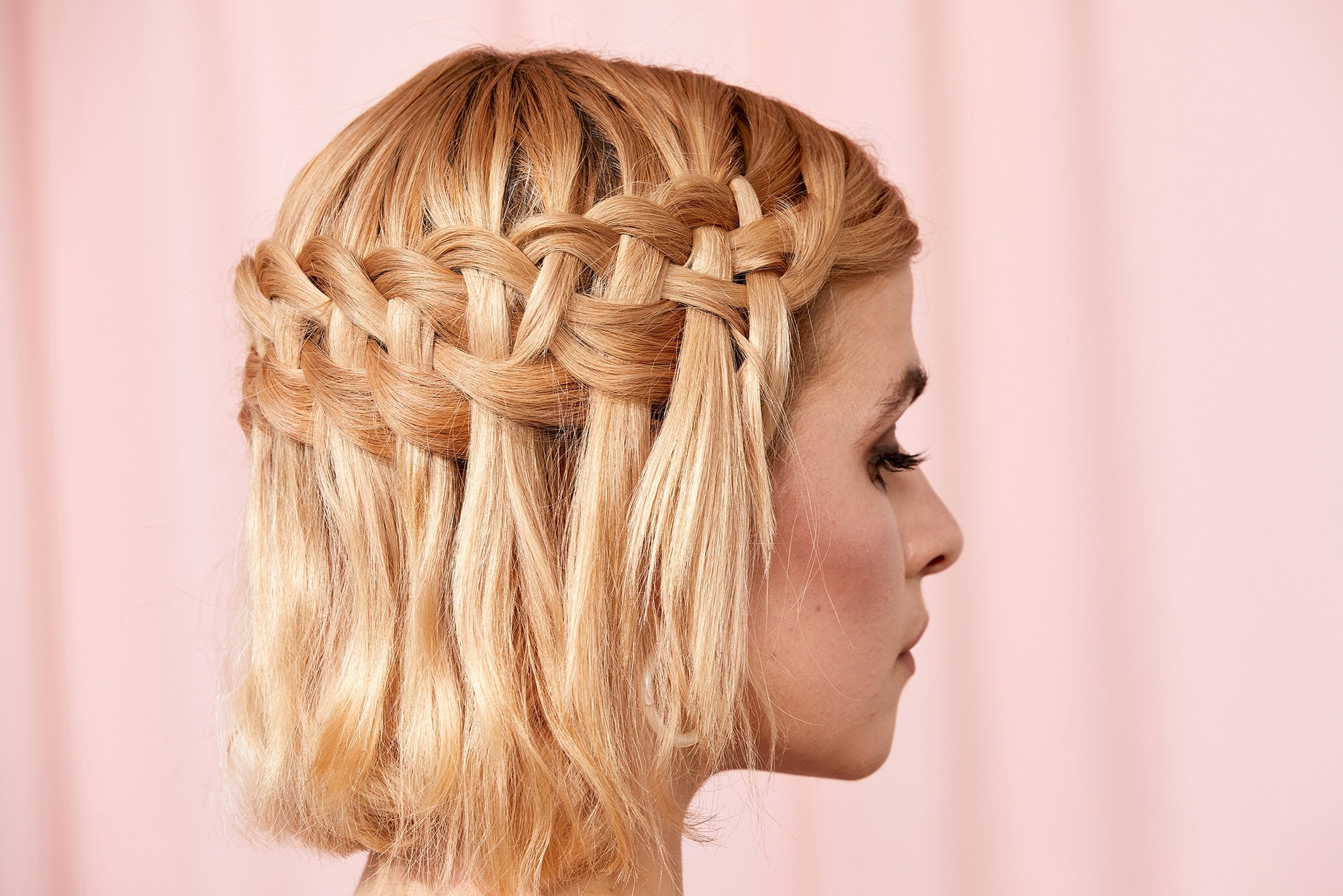 Tresse cascade : comment la faire et 12 idées pour la porter