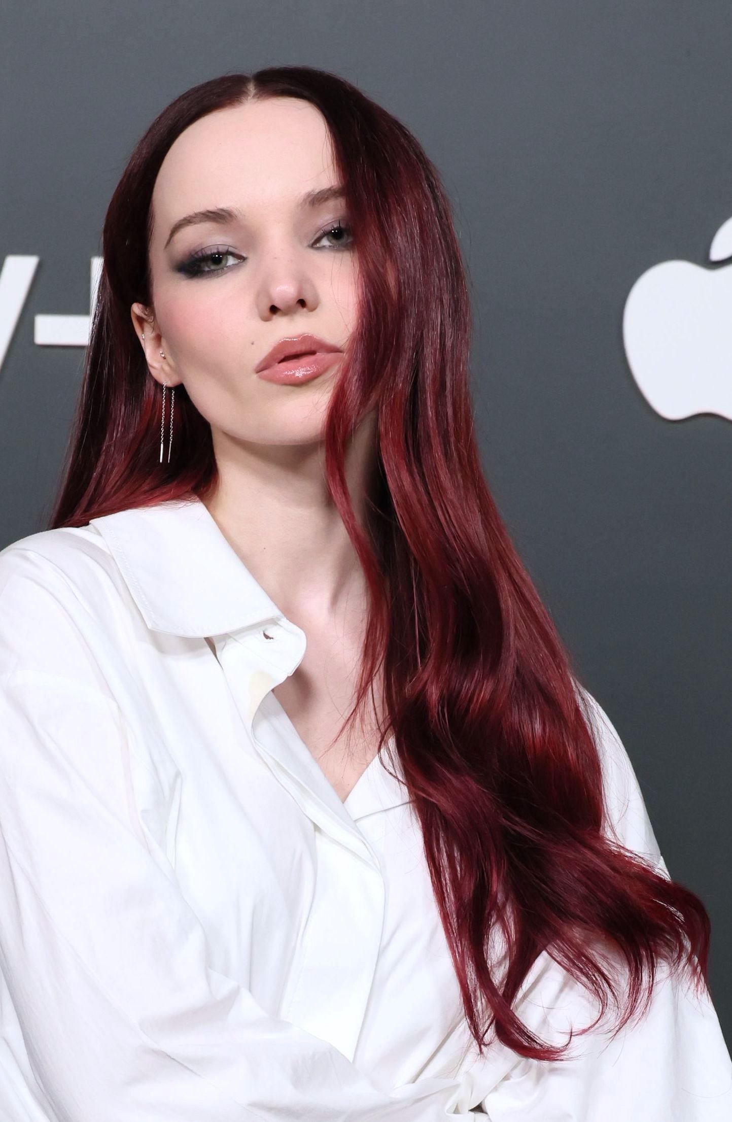 Dove Cameron avec la teinture pour les cheveux cerise au chocolat