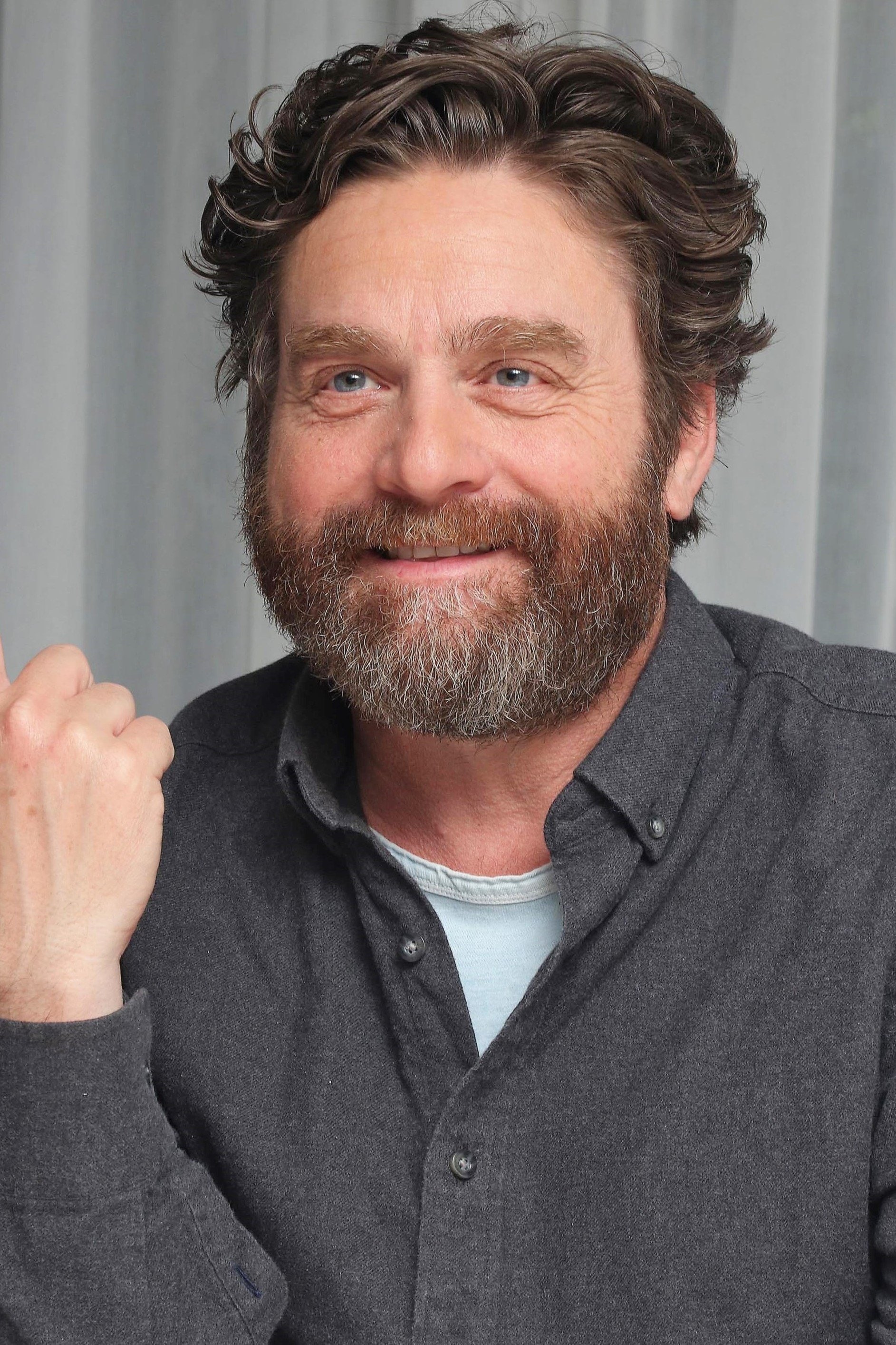 Zach Galifianakis avec une coupe de cheveux bro flow pour les gros hommes
