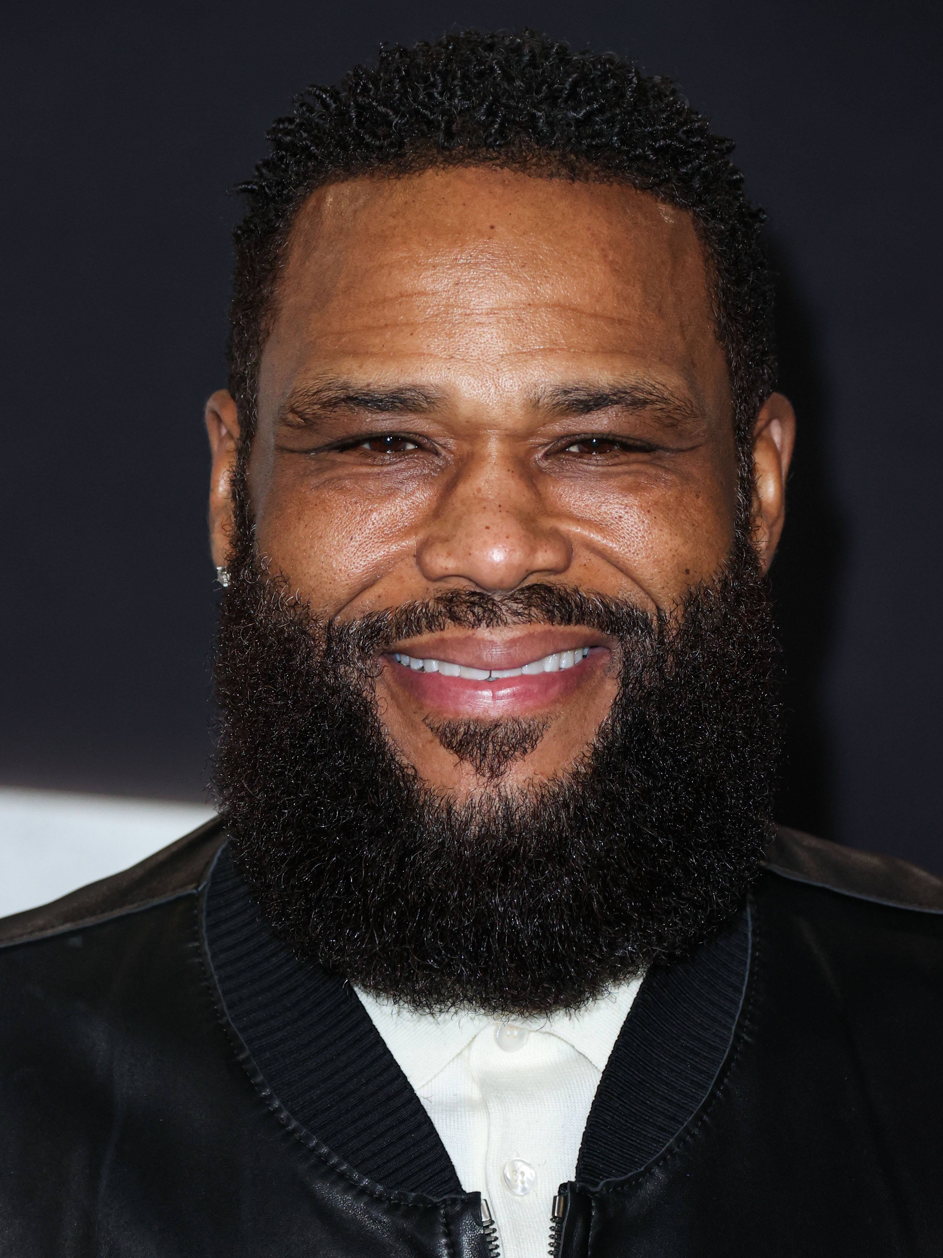 Anthony Anderson avec une coupe de cheveux courte et une barbe pour les gros