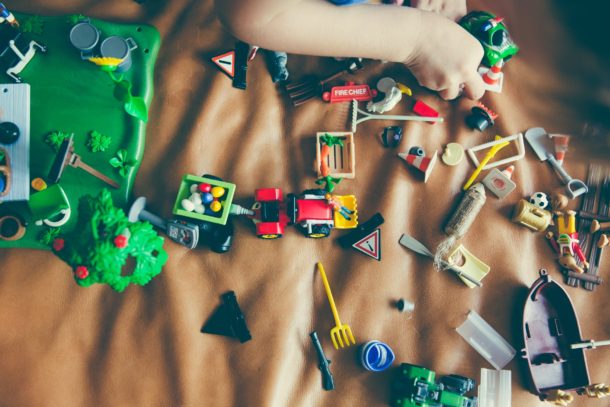 temps de jeu pour les écoliers à la maison