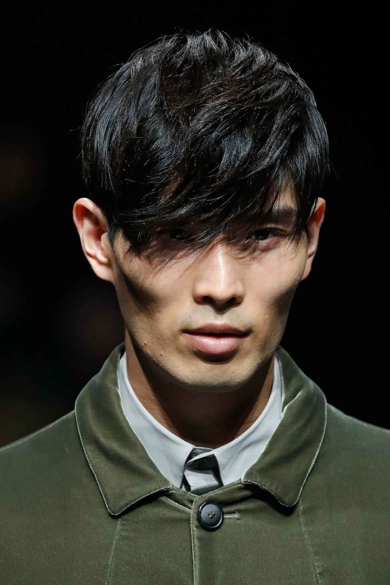 Modèle avec frange latérale et coupe coréenne pour homme de Giorgio Armani FW 2020