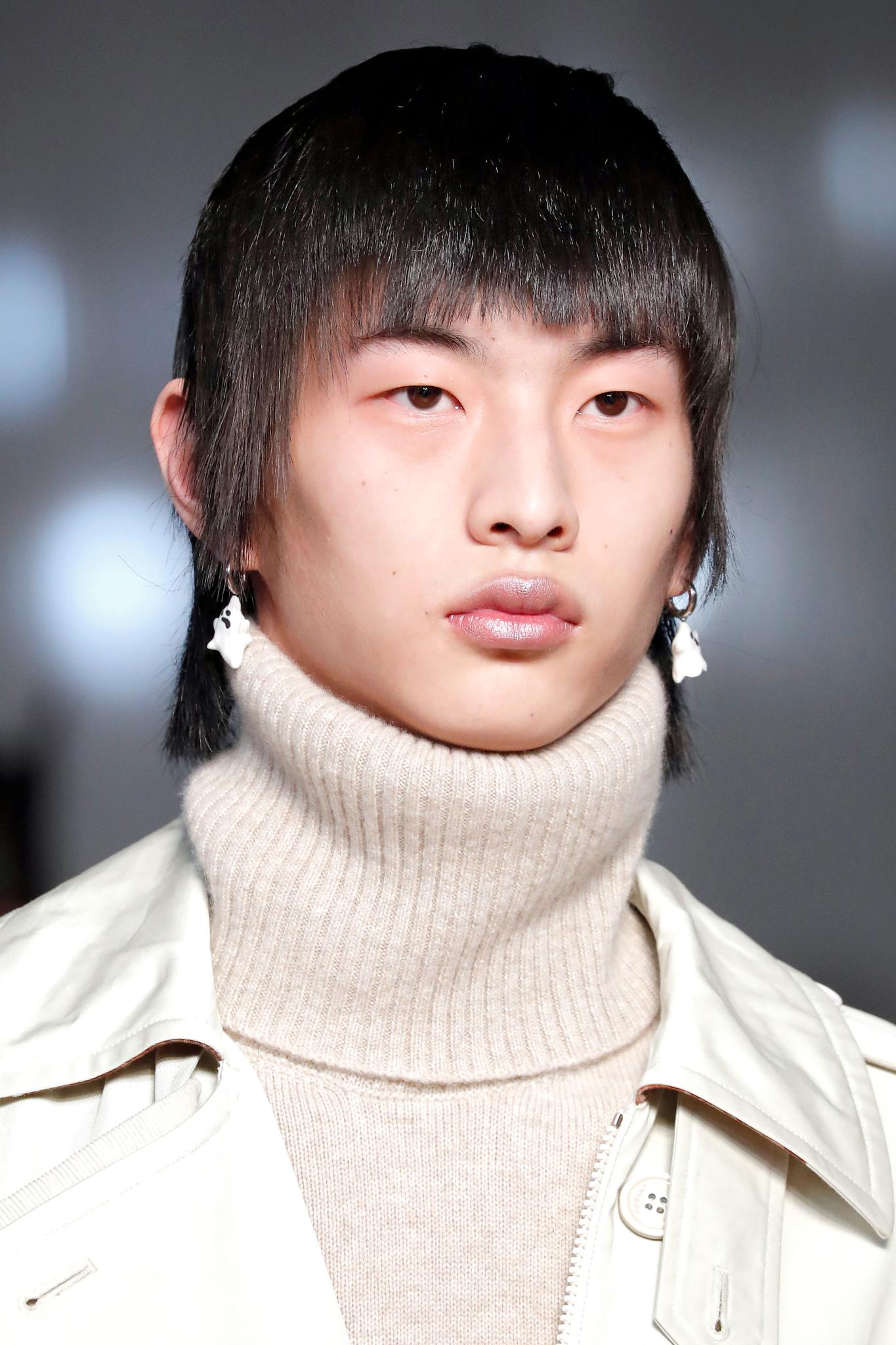 Modèle avec coupe mulet coréenne pour homme en Off White FW 2020
