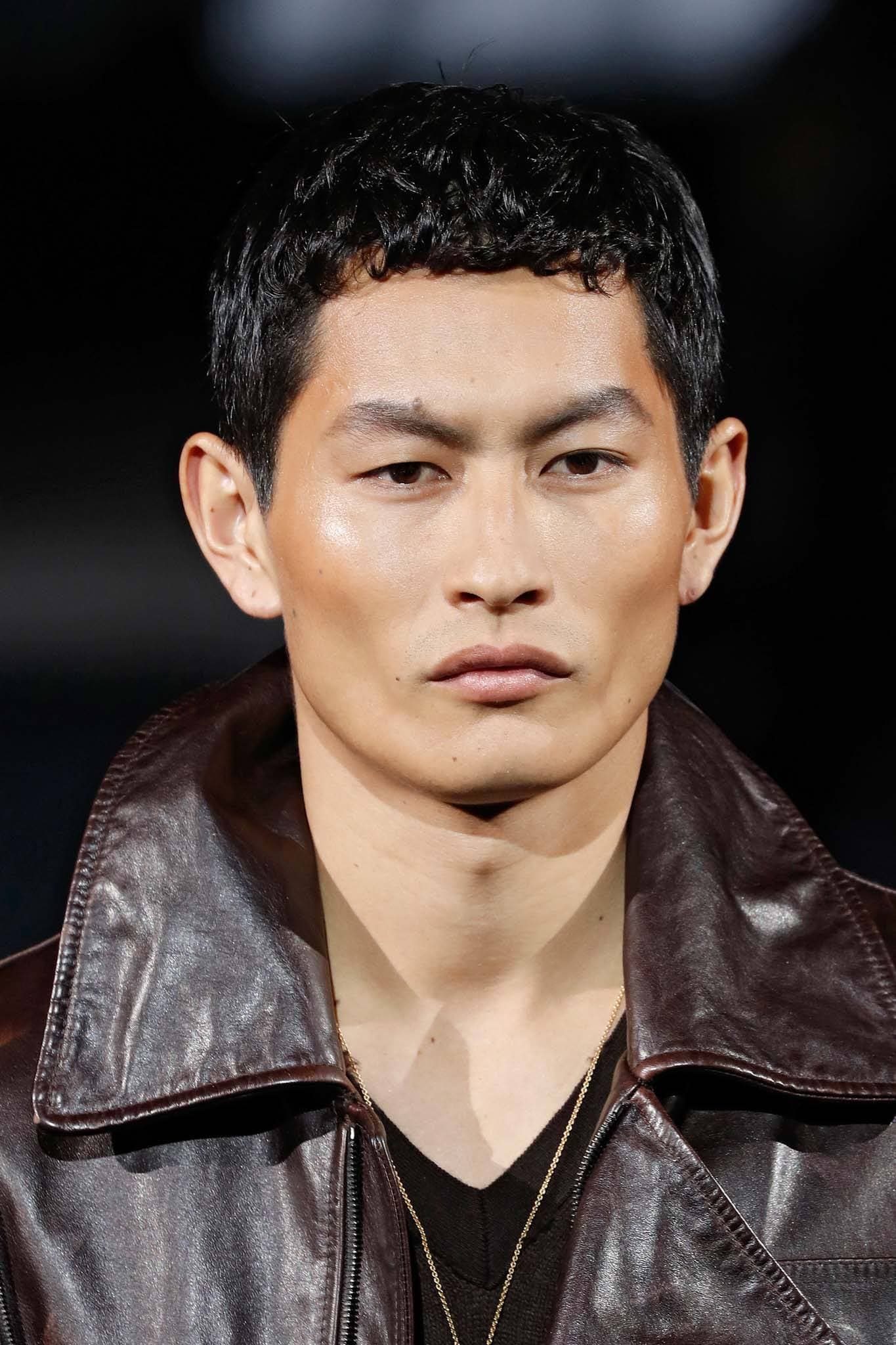 Homme avec coiffure asiatique pour cheveux courts chez Dolce & Gabbana FW 2020