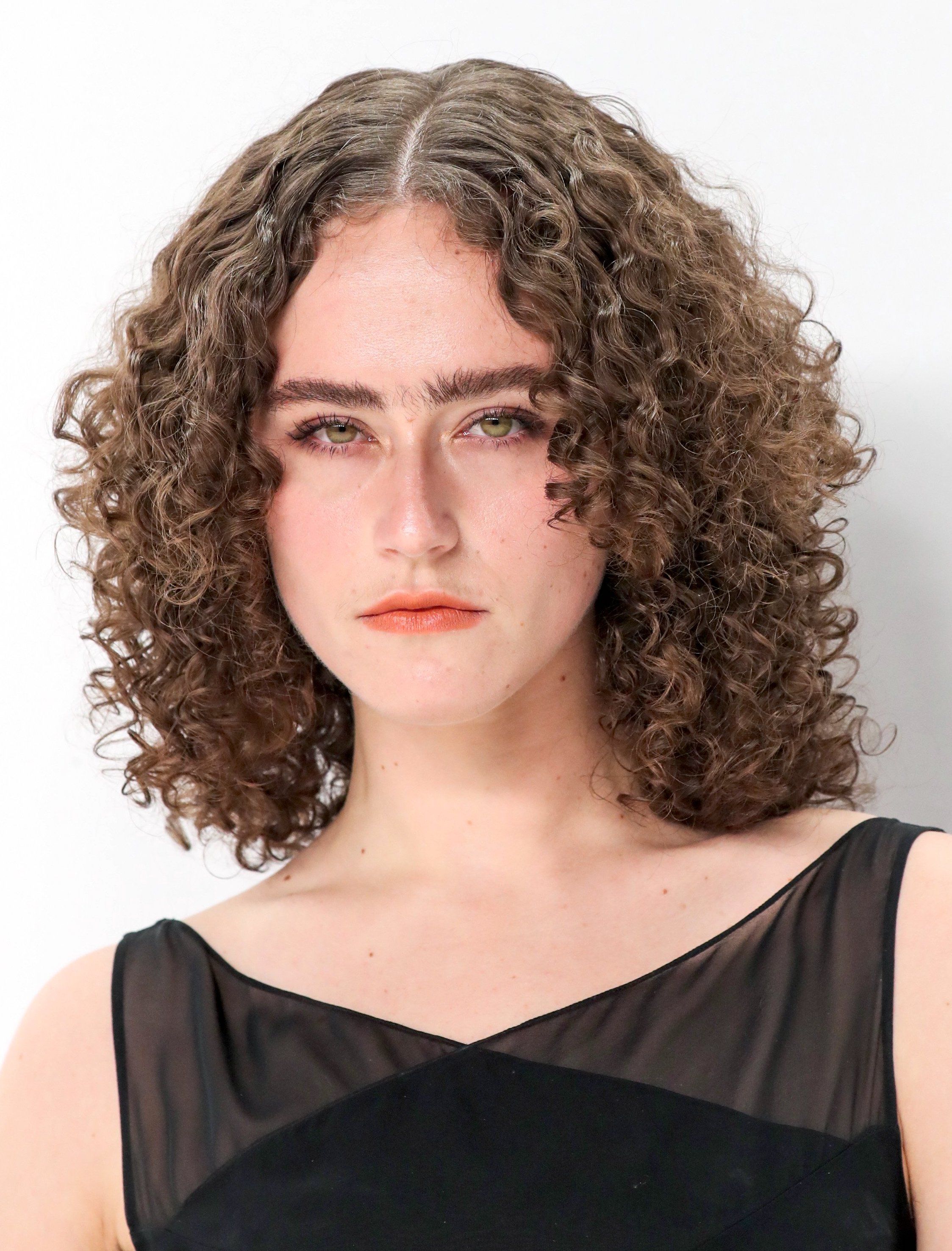 Ella Emhoff avec une coupe de cheveux bouclés en couches droites