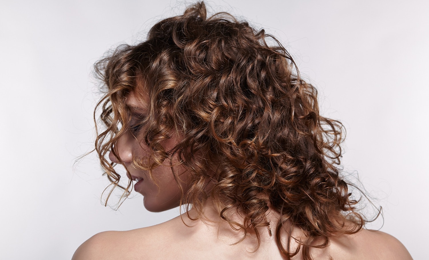15 coiffures bouclées en couches – Montrez votre forme naturelle