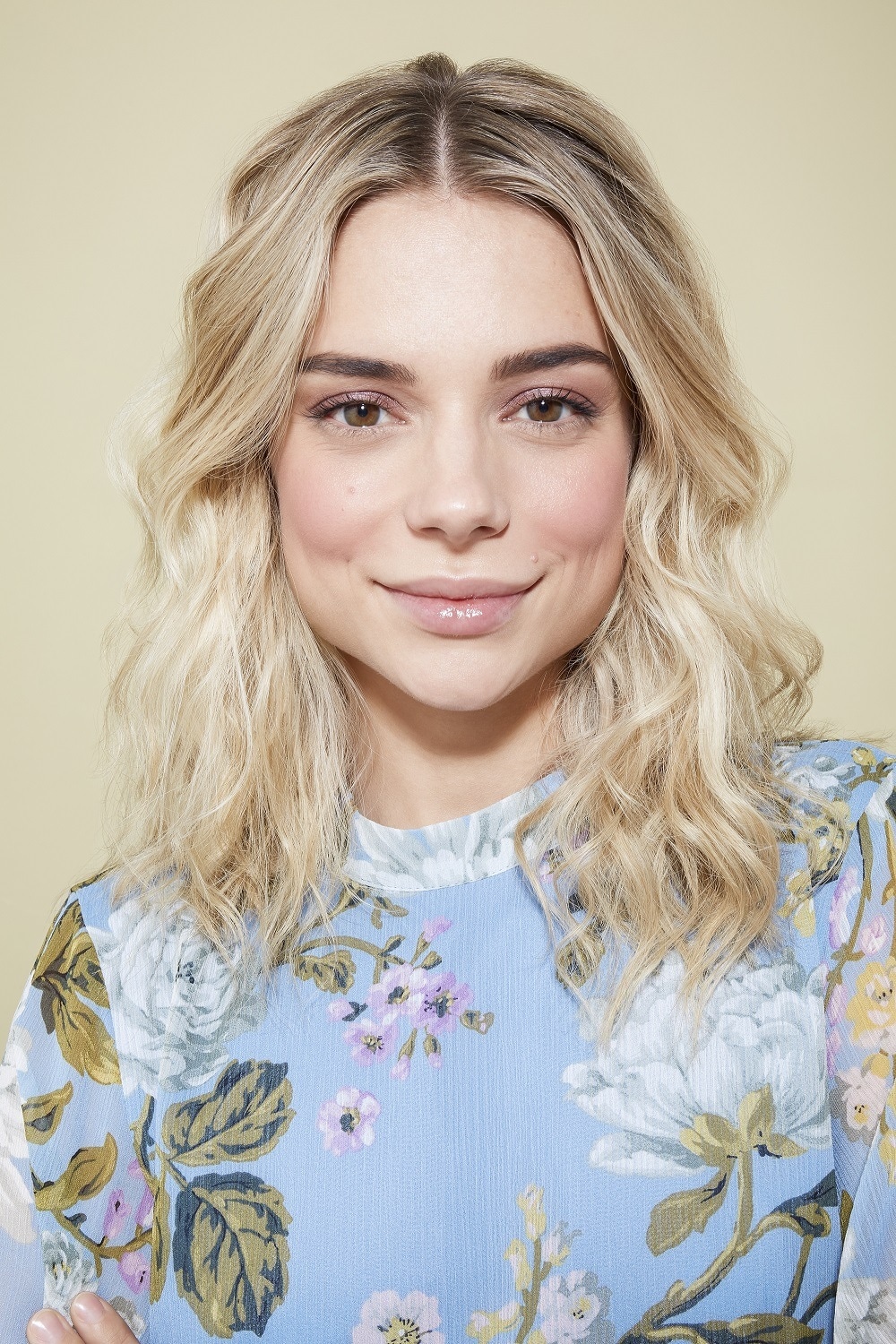 Femme aux cheveux décolorés blond clair