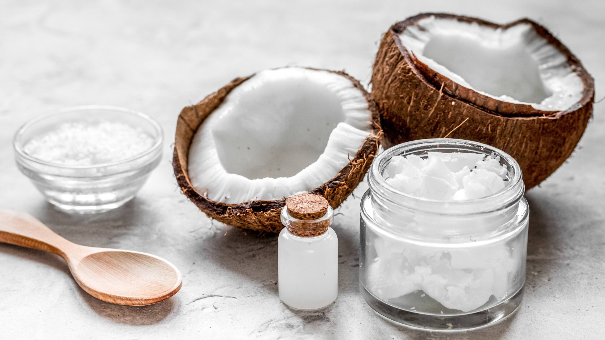Comment utiliser l'huile de noix de coco pour les cheveux : conseils et recettes