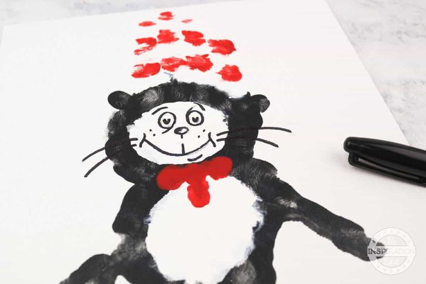 Chat dans le chapeau peinture au doigt avec chapeau à empreinte digitale et noeud papillon et cravate noire sharpie