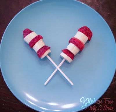 Dr. Seuss Cat in the Hat Fruit Snack avec des fraises et des bananes sur un bâton