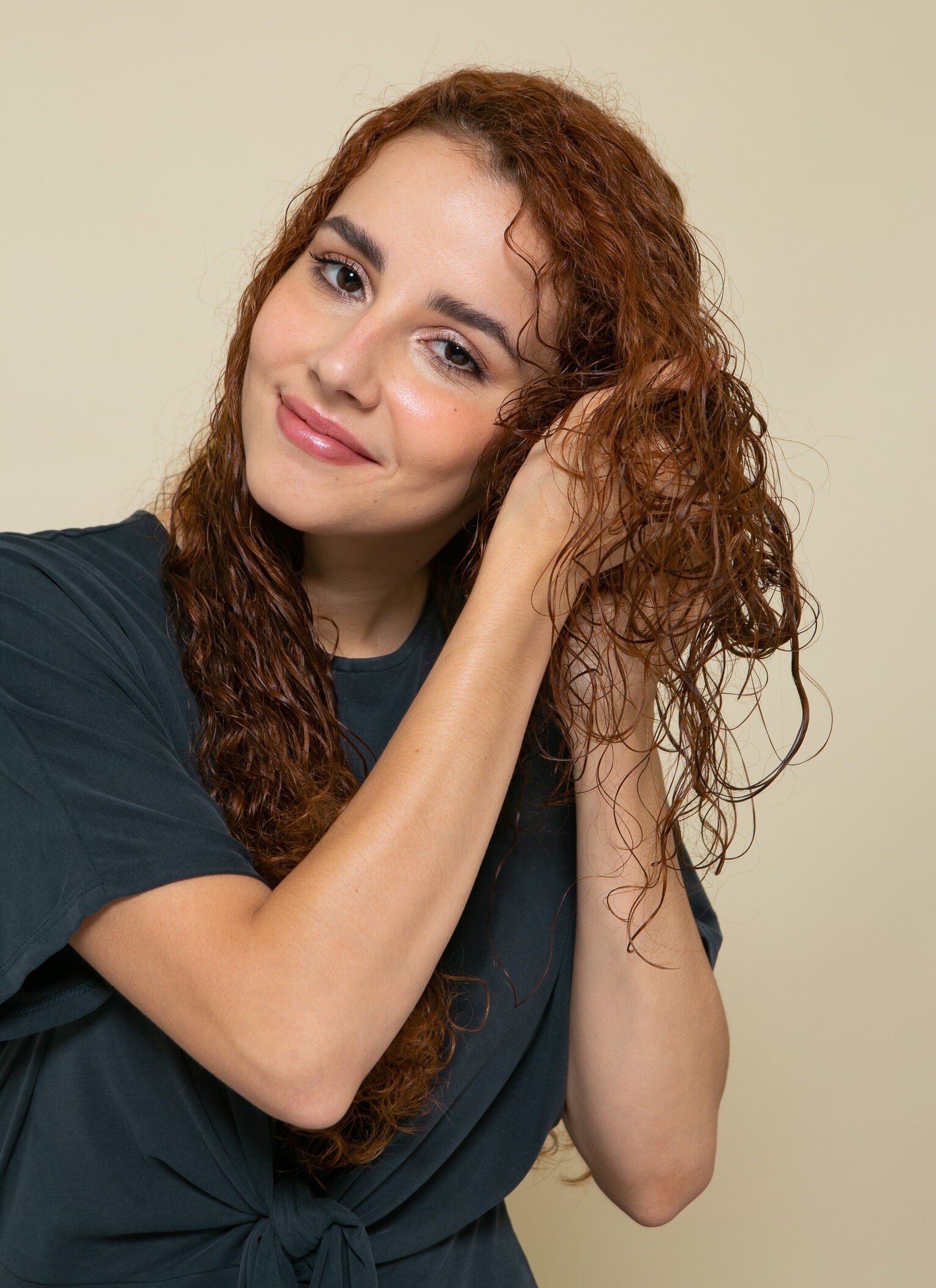 Femme lavant les cheveux cassants avec un shampooing anti-casse