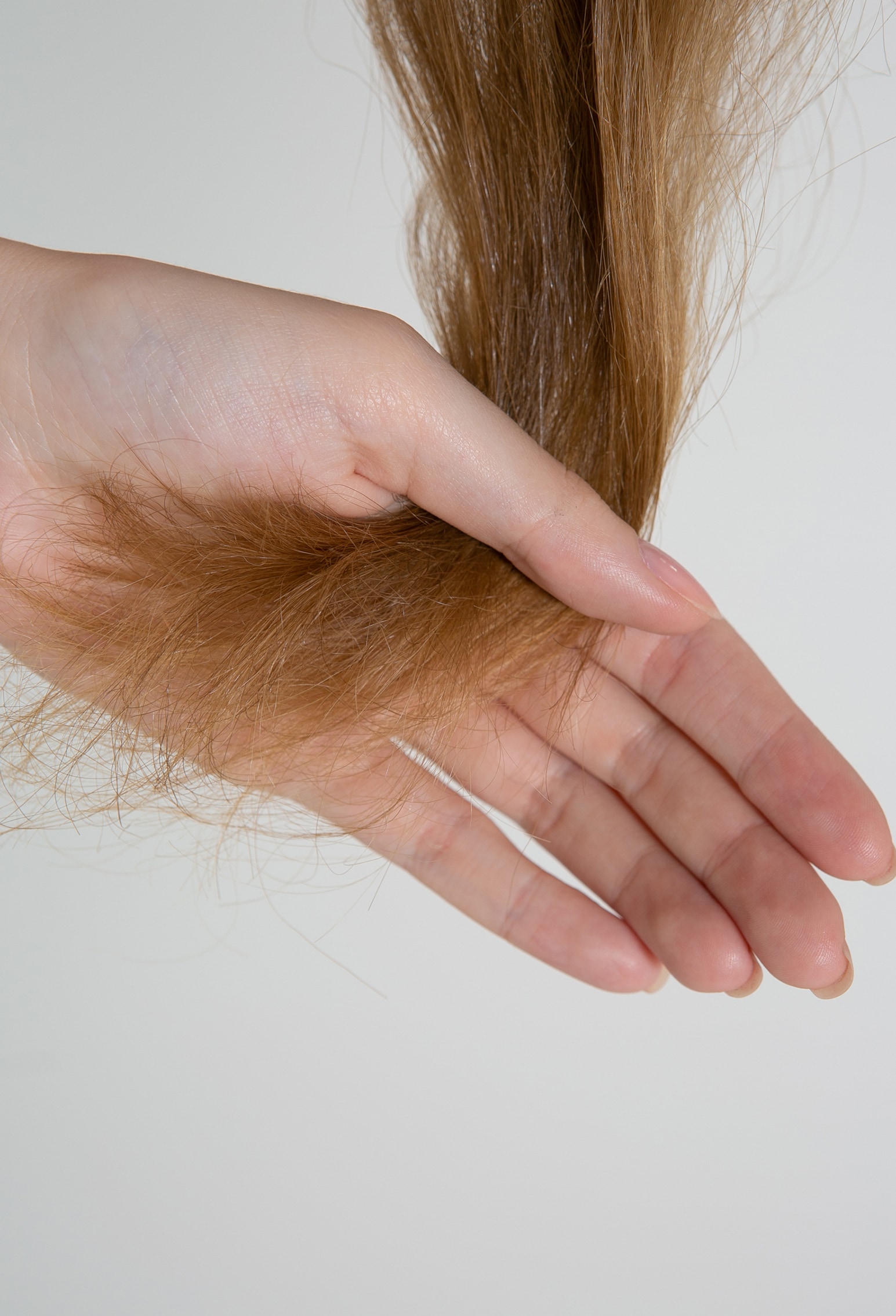 Femme aux cheveux cassants avec des pointes fourchues